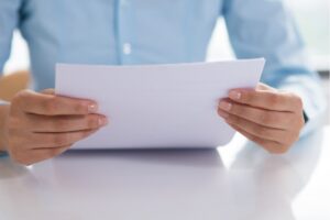 Uomo legge documento