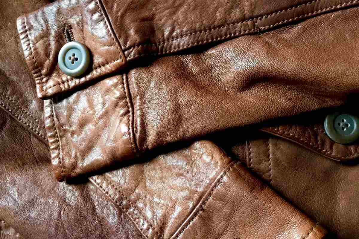 uomo diventa ricco comprando una giacca vintage al mercatino dell'usato