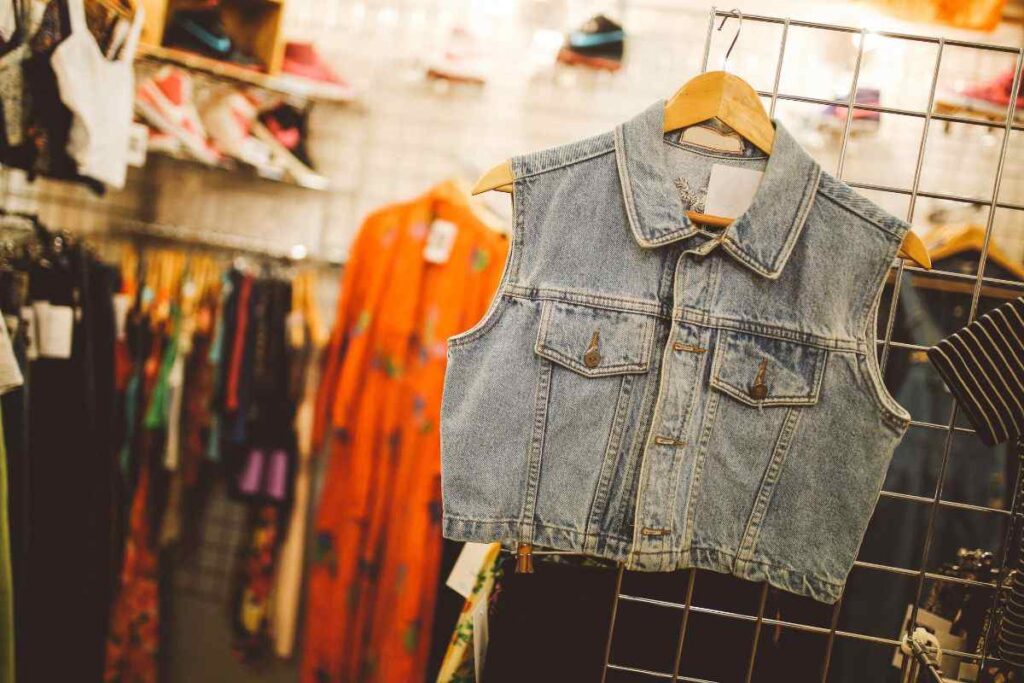 uomo diventa ricco comprando una giacca vintage al mercatino dell'usato