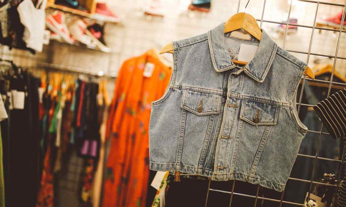 uomo diventa ricco comprando una giacca vintage al mercatino dell'usato