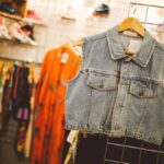 uomo diventa ricco comprando una giacca vintage al mercatino dell'usato