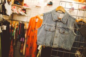 uomo diventa ricco comprando una giacca vintage al mercatino dell'usato