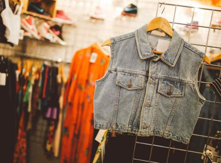 uomo diventa ricco comprando una giacca vintage al mercatino dell'usato